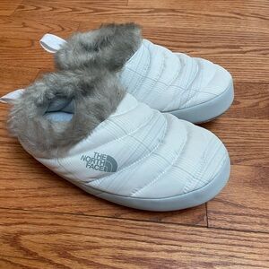 The North Face thermal traction mules with fur trim women’s size XS 5-7